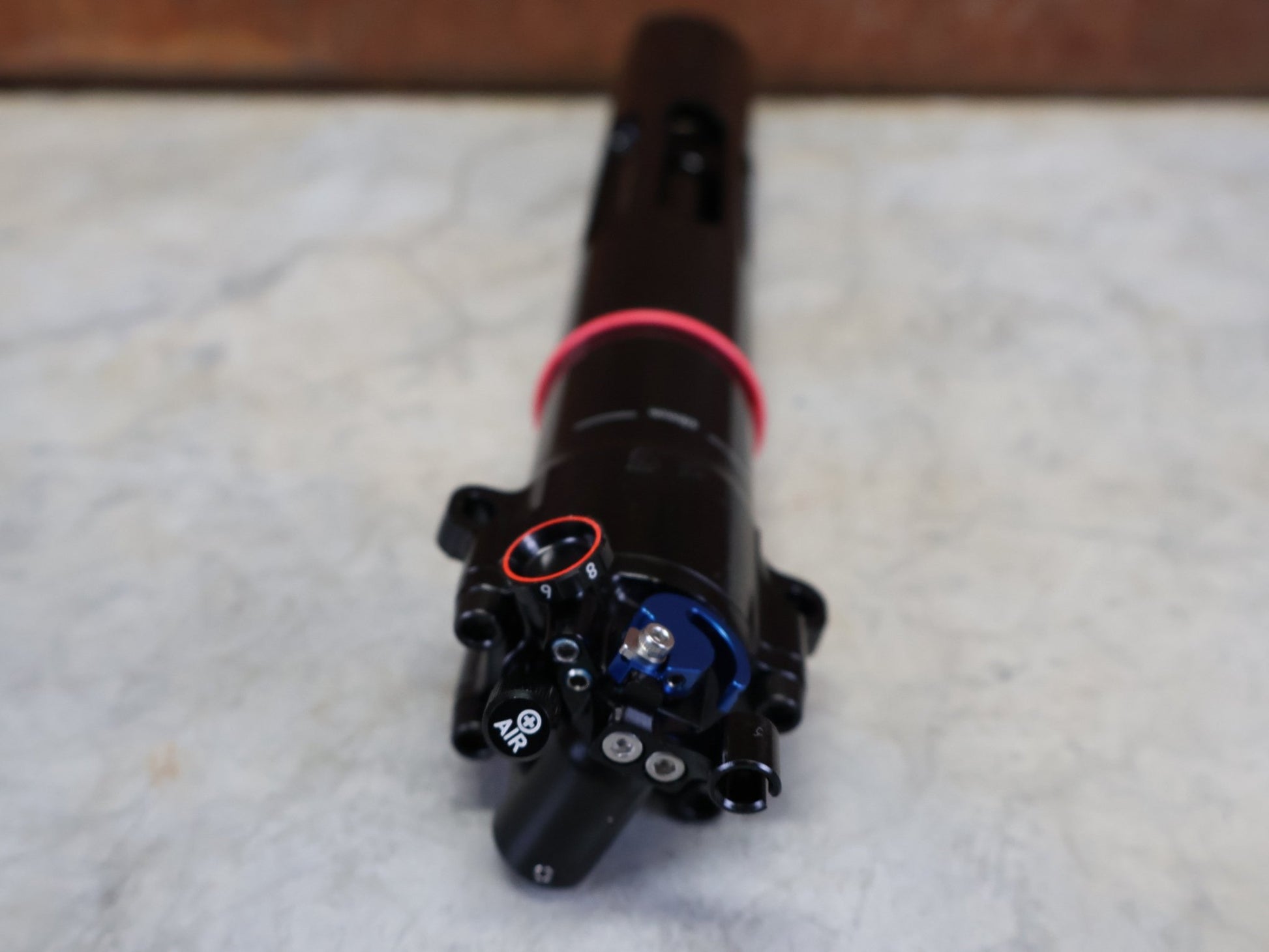 Federgabel & Dämpfer von Rock Shox, TREK 2024 SUPERCALIBER SIDLUXE ISOSTRUT BY ROCK SHOX / TEAMTYPE vor USEDBIKES - OB.DE Hintergrund