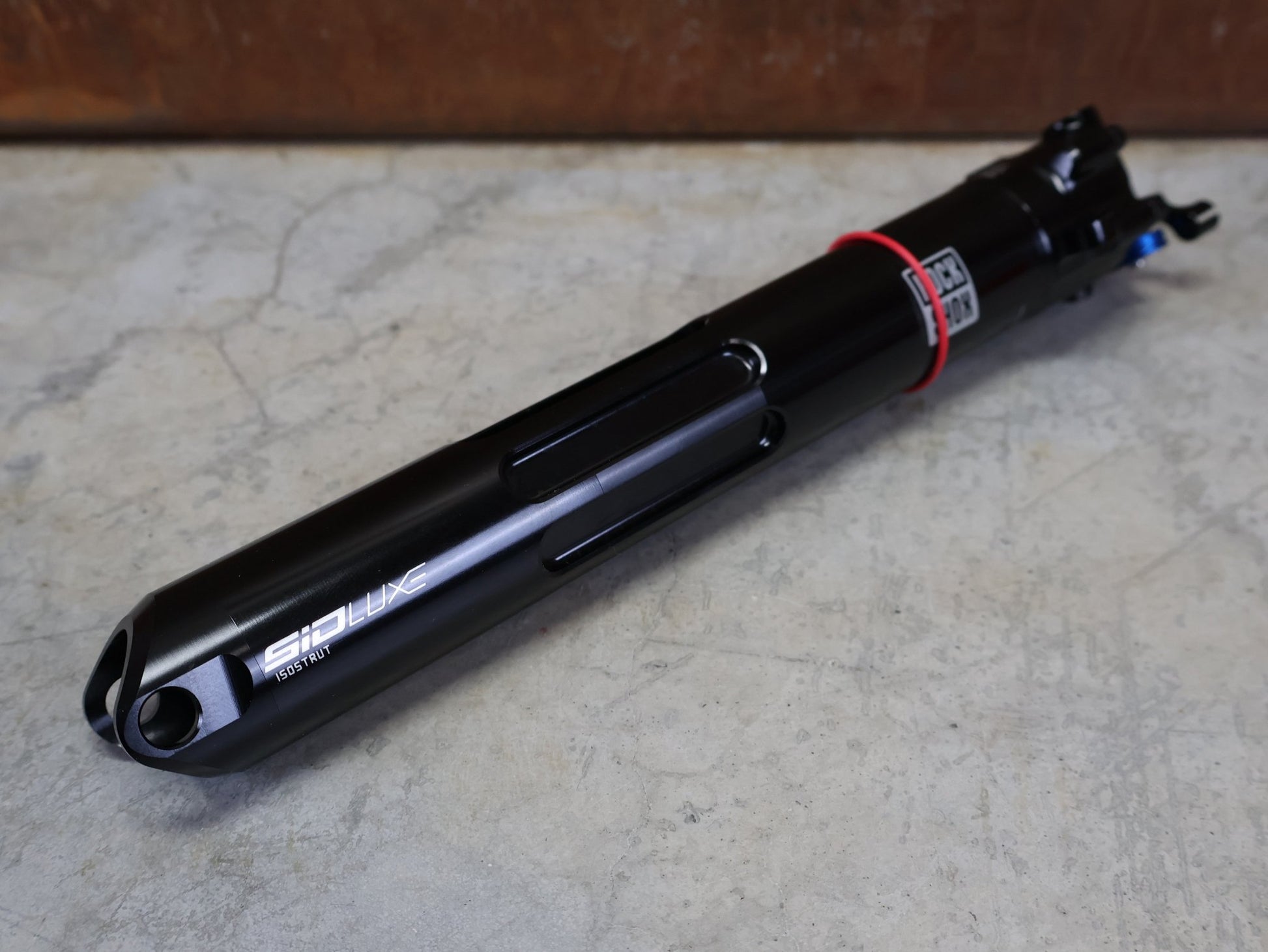 Federgabel & Dämpfer von Rock Shox, TREK 2024 SUPERCALIBER SIDLUXE ISOSTRUT BY ROCK SHOX / TEAMTYPE vor USEDBIKES - OB.DE Hintergrund