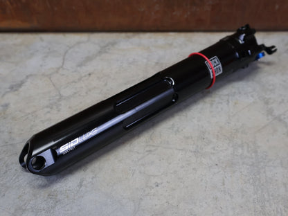 Federgabel & Dämpfer von Rock Shox, TREK 2024 SUPERCALIBER SIDLUXE ISOSTRUT BY ROCK SHOX / TEAMTYPE vor USEDBIKES - OB.DE Hintergrund