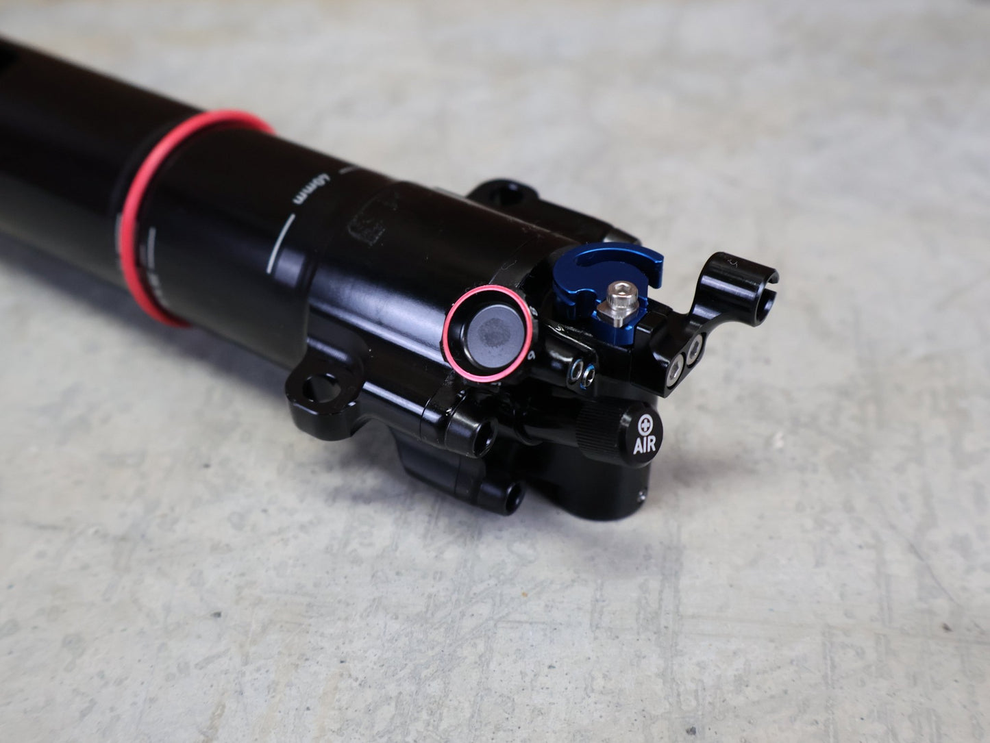 Federgabel & Dämpfer von Rock Shox, TREK 2024 SUPERCALIBER SIDLUXE ISOSTRUT BY ROCK SHOX / TEAMTYPE vor USEDBIKES - OB.DE Hintergrund