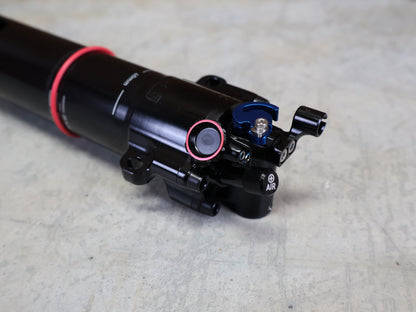 Federgabel & Dämpfer von Rock Shox, TREK 2024 SUPERCALIBER SIDLUXE ISOSTRUT BY ROCK SHOX / TEAMTYPE vor USEDBIKES - OB.DE Hintergrund