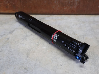 Federgabel & Dämpfer von Rock Shox, TREK 2024 SUPERCALIBER SIDLUXE ISOSTRUT BY ROCK SHOX / TEAMTYPE vor USEDBIKES - OB.DE Hintergrund