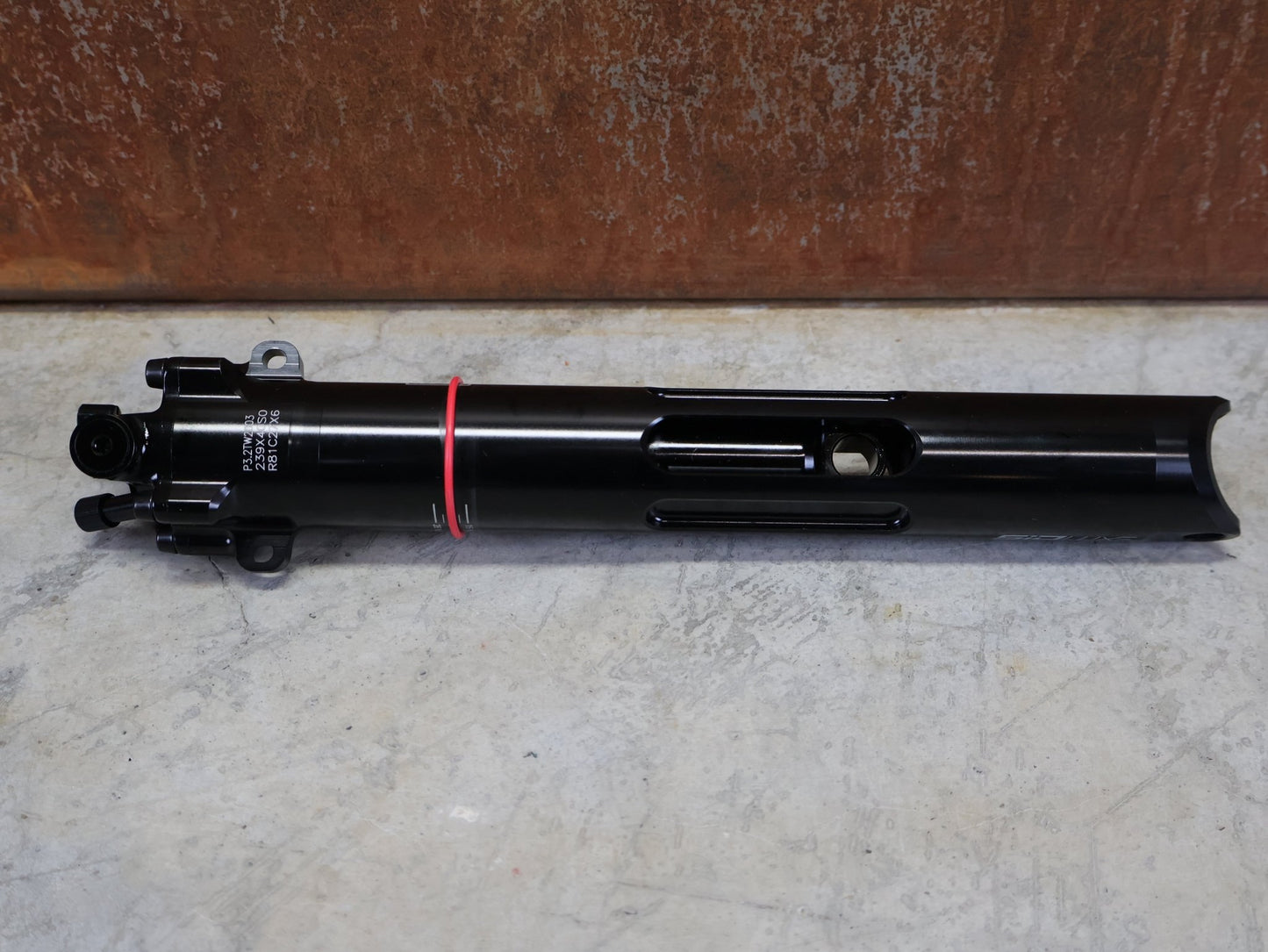 Federgabel & Dämpfer von Rock Shox, TREK 2024 SUPERCALIBER SIDLUXE ISOSTRUT BY ROCK SHOX / TEAMTYPE vor USEDBIKES - OB.DE Hintergrund