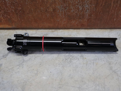 Federgabel & Dämpfer von Rock Shox, TREK 2024 SUPERCALIBER SIDLUXE ISOSTRUT BY ROCK SHOX / TEAMTYPE vor USEDBIKES - OB.DE Hintergrund