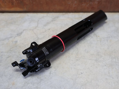 Federgabel & Dämpfer von Rock Shox, TREK 2024 SUPERCALIBER SIDLUXE ISOSTRUT BY ROCK SHOX / TEAMTYPE vor USEDBIKES - OB.DE Hintergrund