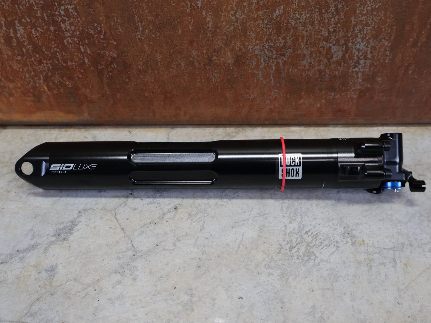 Federgabel & Dämpfer von Rock Shox, TREK 2024 SUPERCALIBER SIDLUXE ISOSTRUT BY ROCK SHOX / TEAMTYPE vor USEDBIKES - OB.DE Hintergrund