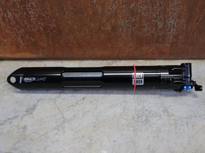 Federgabel & Dämpfer von Rock Shox, TREK 2024 SUPERCALIBER SIDLUXE ISOSTRUT BY ROCK SHOX / TEAMTYPE vor USEDBIKES - OB.DE Hintergrund