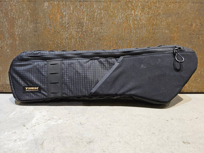 Taschen & Rucksäcke von Trek, TREK ADVENTURE FRAMEBAG RAHMENTASCHE / 2.6 LITER vor USEDBIKES - OB.DE Hintergrund