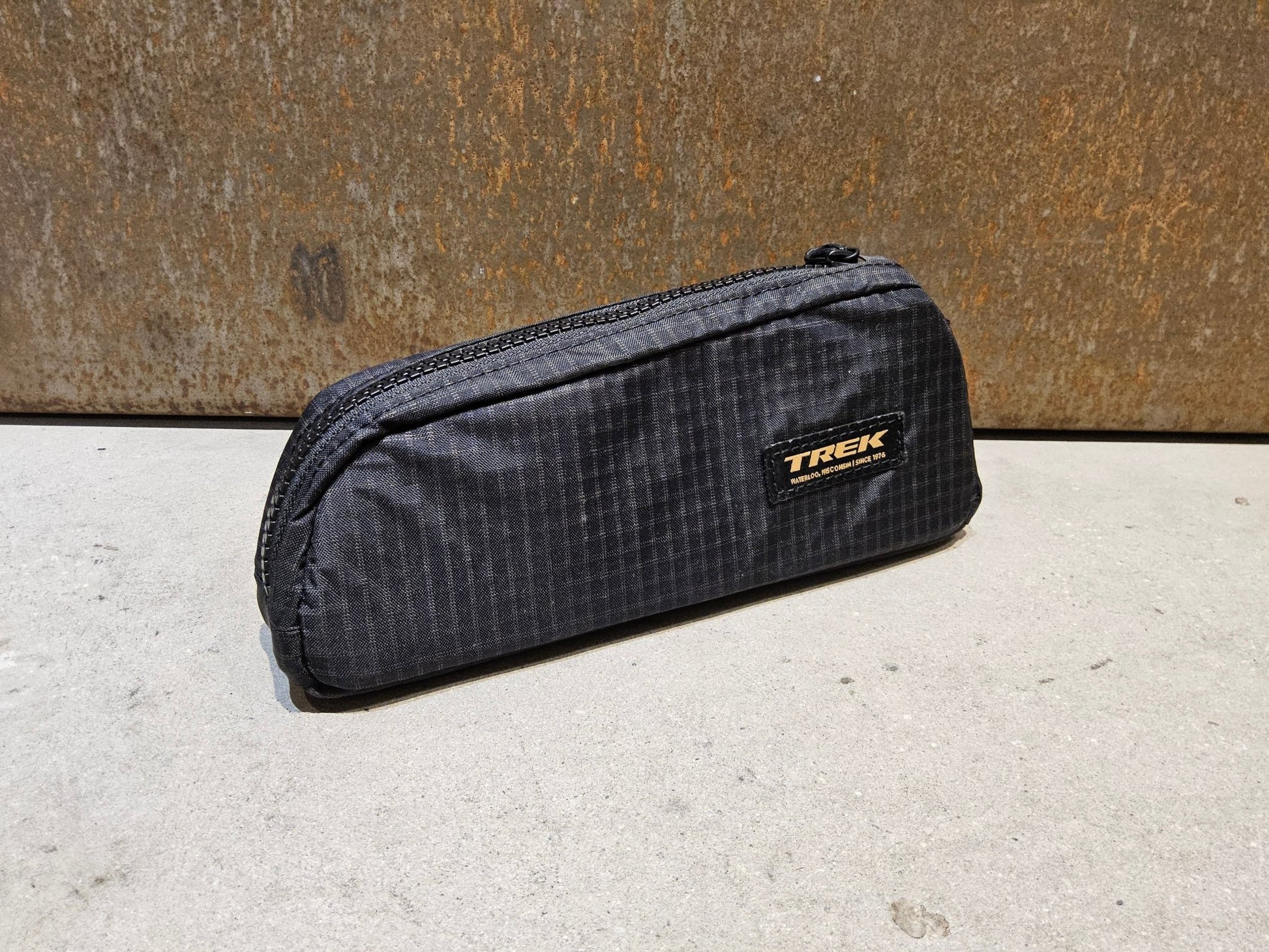 Taschen & Rucksäcke von Trek, TREK ADVENTURE TOPTUBE OBERROHRTASCHE / 0.8 LITER vor USEDBIKES - OB.DE Hintergrund