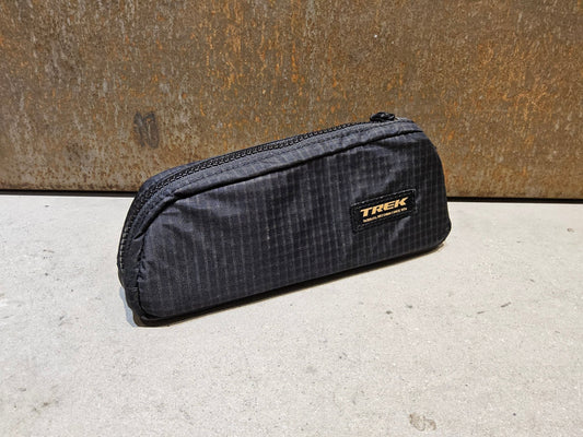 Taschen & Rucksäcke von Trek, TREK ADVENTURE TOPTUBE OBERROHRTASCHE / 0.8 LITER vor USEDBIKES - OB.DE Hintergrund