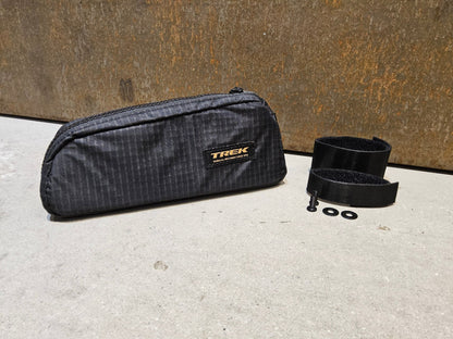 Taschen & Rucksäcke von Trek, TREK ADVENTURE TOPTUBE OBERROHRTASCHE / 0.8 LITER vor USEDBIKES - OB.DE Hintergrund
