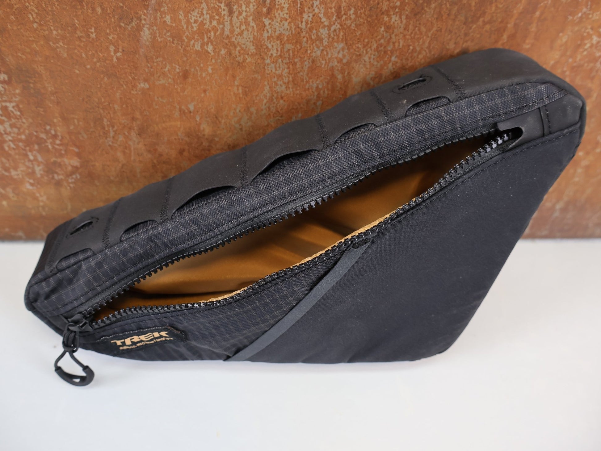 Taschen & Rucksäcke von Trek, TREK ADVENTURE TRIANGLE RAHMENTASCHE / 1,3 L / ULTRAGRID RIPSTOP / WASSERBESTÄNDIG vor USEDBIKES - OB.DE Hintergrund