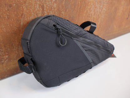 Taschen & Rucksäcke von Trek, TREK ADVENTURE TRIANGLE RAHMENTASCHE / 1,6 L / ULTRAGRID RIPSTOP / WASSERBESTÄNDIG vor USEDBIKES - OB.DE Hintergrund