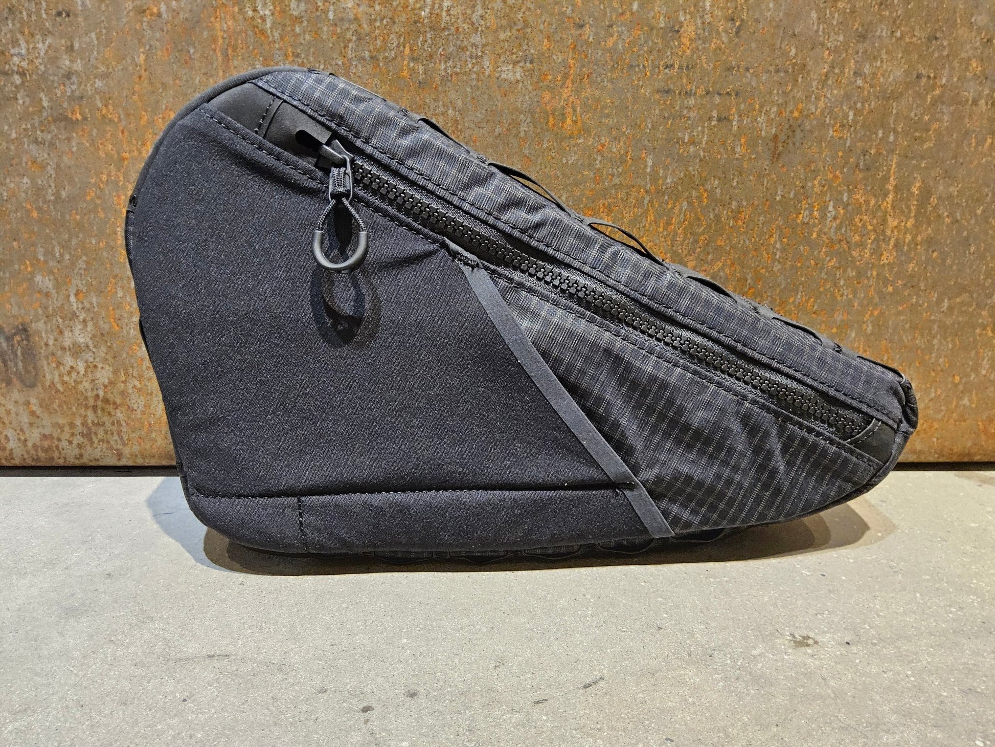 Taschen & Rucksäcke von Trek, TREK ADVENTURE TRIANGLE RAHMENTASCHE / 1.6 LITER vor USEDBIKES - OB.DE Hintergrund