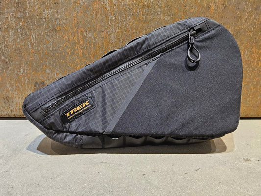 Taschen & Rucksäcke von Trek, TREK ADVENTURE TRIANGLE RAHMENTASCHE / 1.6 LITER vor USEDBIKES - OB.DE Hintergrund