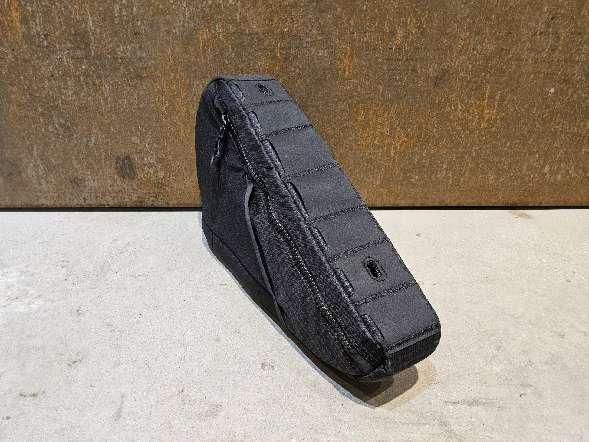 Taschen & Rucksäcke von Trek, TREK ADVENTURE TRIANGLE RAHMENTASCHE / 1.6 LITER vor USEDBIKES - OB.DE Hintergrund