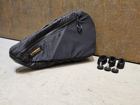 Taschen & Rucksäcke von Trek, TREK ADVENTURE TRIANGLE RAHMENTASCHE / 1.6 LITER vor USEDBIKES - OB.DE Hintergrund