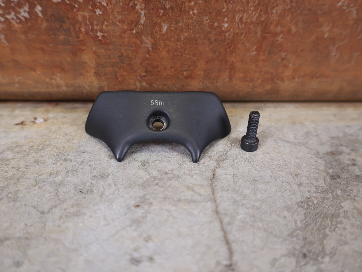 Zubehör von Trek, TREK AEOLUS BARSTEM ROUTING COVER / INTEGRIERT – ORIGINAL ERSATZTEIL W597991 vor USEDBIKES - OB.DE Hintergrund