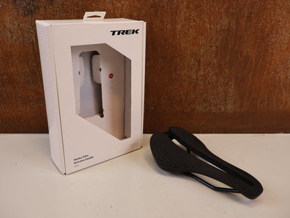 Sattel von Trek, TREK AEOLUS ELITE AIRLOOM 3D SATTEL 135 MM vor USEDBIKES-OB.DE Hintergrund