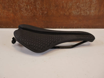 Sattel von Trek, TREK AEOLUS ELITE AIRLOOM 3D SATTEL 135 MM vor USEDBIKES-OB.DE Hintergrund