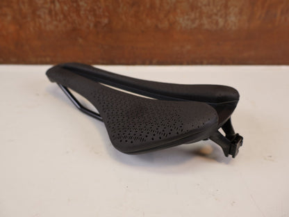 Sattel von Trek, TREK AEOLUS ELITE AIRLOOM 3D SATTEL 135 MM vor USEDBIKES-OB.DE Hintergrund