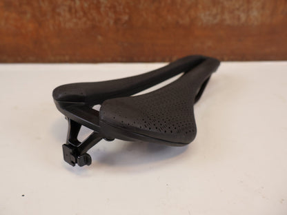 Sattel von Trek, TREK AEOLUS ELITE AIRLOOM 3D SATTEL 135 MM vor USEDBIKES-OB.DE Hintergrund