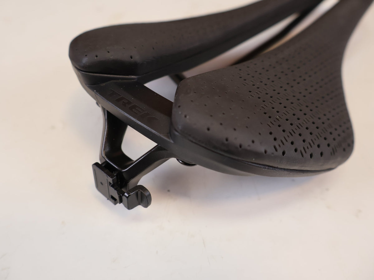 Sattel von Trek, TREK AEOLUS ELITE AIRLOOM 3D SATTEL 135 MM vor USEDBIKES-OB.DE Hintergrund