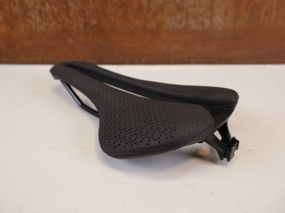 Sattel von Trek, TREK AEOLUS ELITE AIRLOOM 3D SATTEL 155 MM vor USEDBIKES-OB.DE Hintergrund
