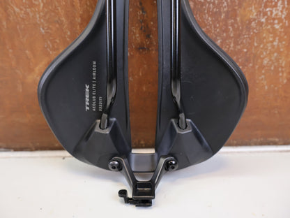 Sattel von Trek, TREK AEOLUS ELITE AIRLOOM 3D SATTEL 155 MM vor USEDBIKES-OB.DE Hintergrund