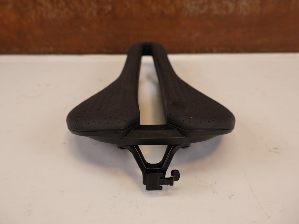 Sattel von Trek, TREK AEOLUS ELITE AIRLOOM 3D SATTEL 155 MM vor USEDBIKES-OB.DE Hintergrund