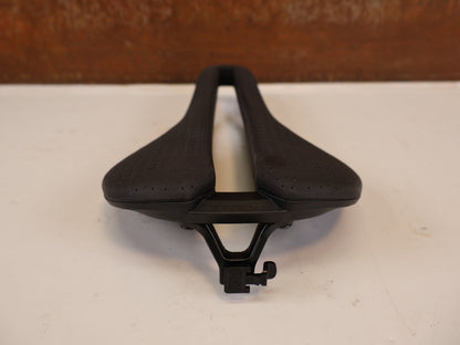 Sattel von Trek, TREK AEOLUS ELITE AIRLOOM 3D SATTEL 155 MM vor USEDBIKES-OB.DE Hintergrund
