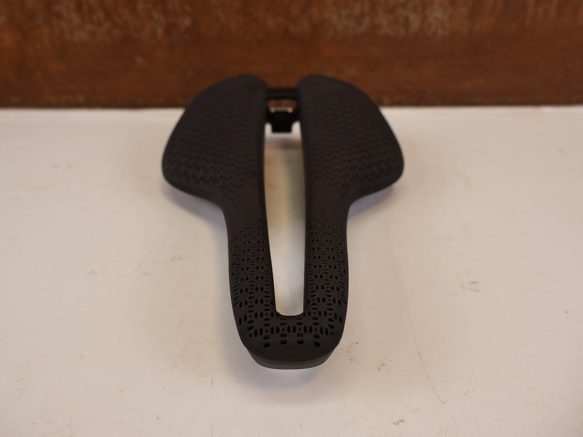 Sattel von Trek, TREK AEOLUS ELITE AIRLOOM 3D SATTEL 155 MM vor USEDBIKES-OB.DE Hintergrund