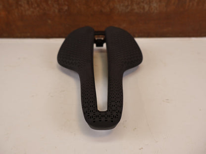 Sattel von Trek, TREK AEOLUS ELITE AIRLOOM 3D SATTEL 155 MM vor USEDBIKES-OB.DE Hintergrund