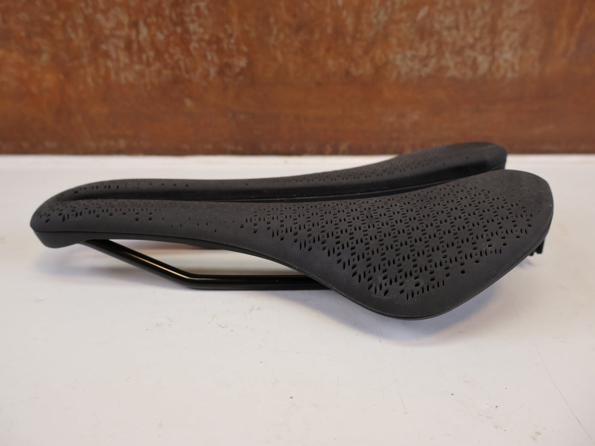 Sattel von Trek, TREK AEOLUS ELITE AIRLOOM SATTEL 3D DRUCK 145 MM vor USEDBIKES-OB.DE Hintergrund