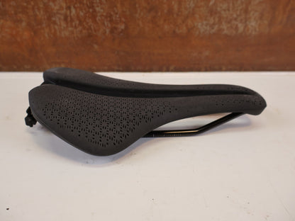 Sattel von Trek, TREK AEOLUS ELITE AIRLOOM SATTEL 3D DRUCK 145 MM vor USEDBIKES-OB.DE Hintergrund