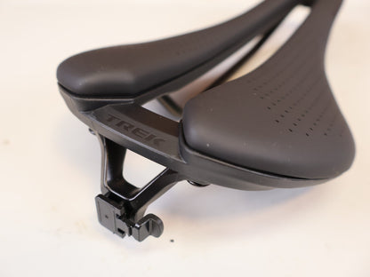 Sattel von Trek, TREK AEOLUS ELITE RENNRADSATTEL 135 MM SCHWARZ 5337810 vor USEDBIKES-OB.DE Hintergrund
