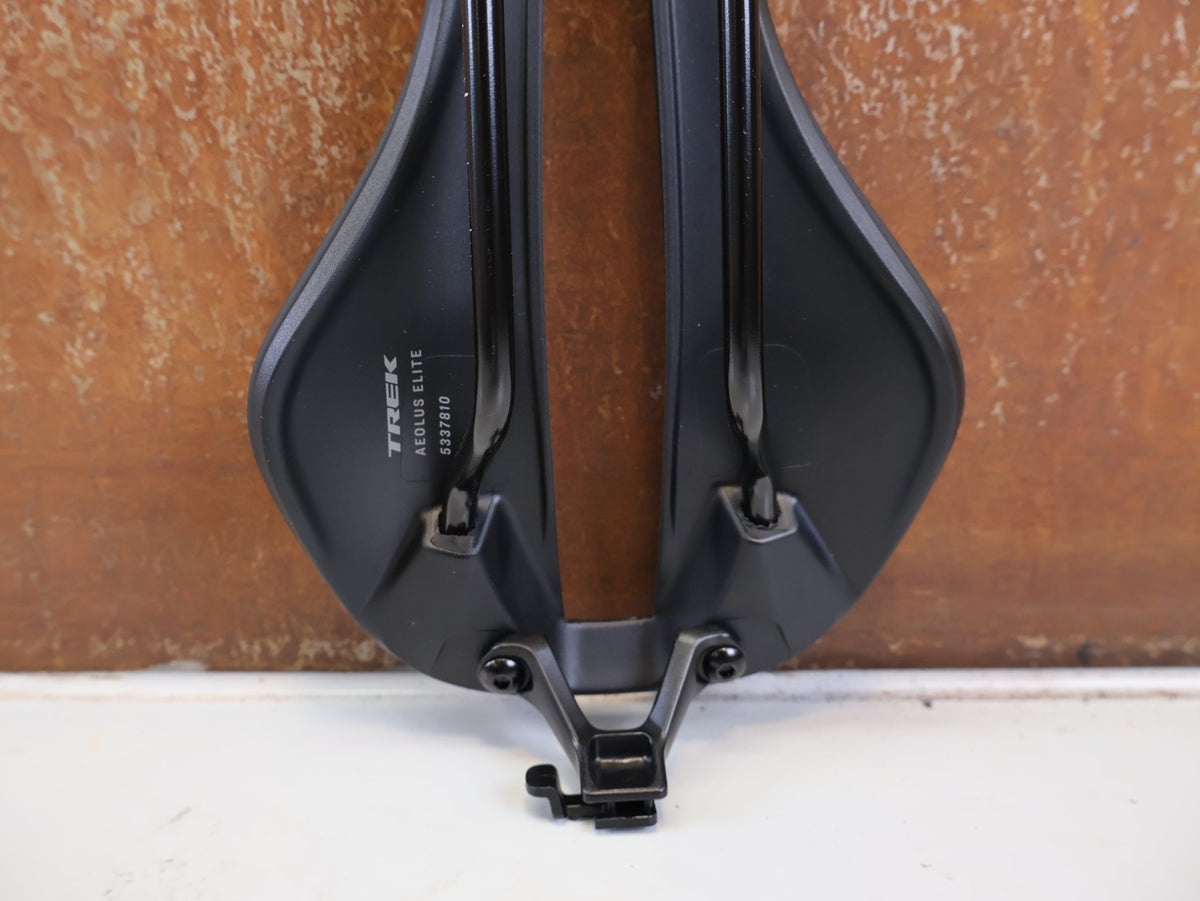 Sattel von Trek, TREK AEOLUS ELITE RENNRADSATTEL 135 MM SCHWARZ 5337810 vor USEDBIKES-OB.DE Hintergrund