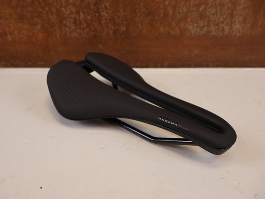 Sattel von Trek, TREK AEOLUS ELITE RENNRADSATTEL 145 MM SCHWARZ 5337811 vor USEDBIKES-OB.DE Hintergrund