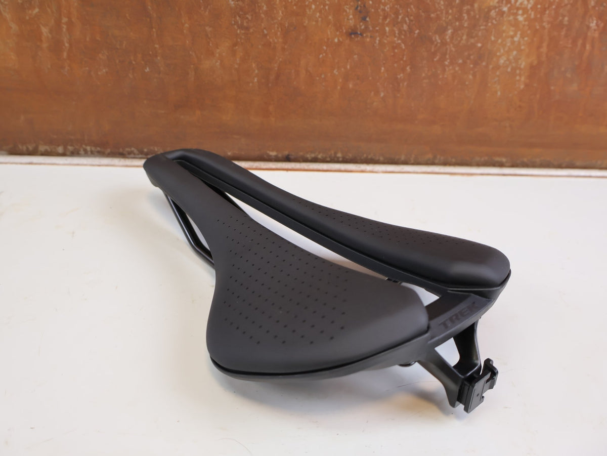Sattel von Trek, TREK AEOLUS ELITE SATTEL 155MM AUSTENIT STREBEN 247G BLENDR BLAU vor USEDBIKES-OB.DE Hintergrund
