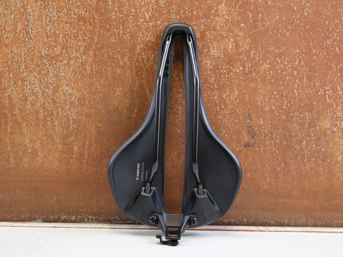Sattel von Trek, TREK AEOLUS ELITE SATTEL 155MM AUSTENIT STREBEN 247G BLENDR BLAU vor USEDBIKES-OB.DE Hintergrund