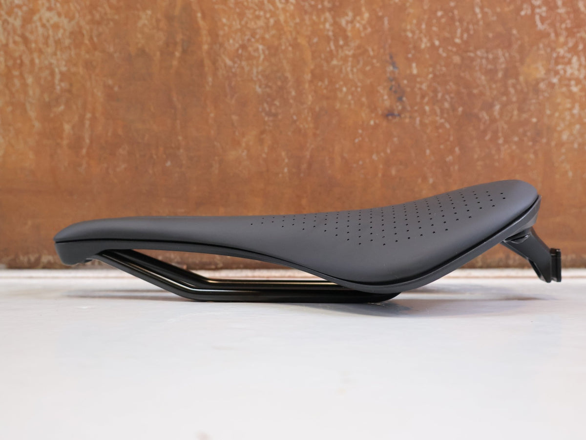 Sattel von Trek, TREK AEOLUS ELITE SATTEL 155MM AUSTENIT STREBEN 247G BLENDR BLAU vor USEDBIKES-OB.DE Hintergrund