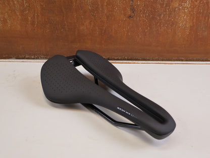 Sattel von Trek, TREK AEOLUS ELITE SATTEL 155MM AUSTENIT STREBEN 247G BLENDR BLAU vor USEDBIKES-OB.DE Hintergrund