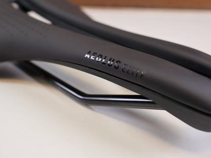 Sattel von Trek, TREK AEOLUS ELITE SATTEL 155MM AUSTENIT STREBEN 247G BLENDR BLAU vor USEDBIKES-OB.DE Hintergrund
