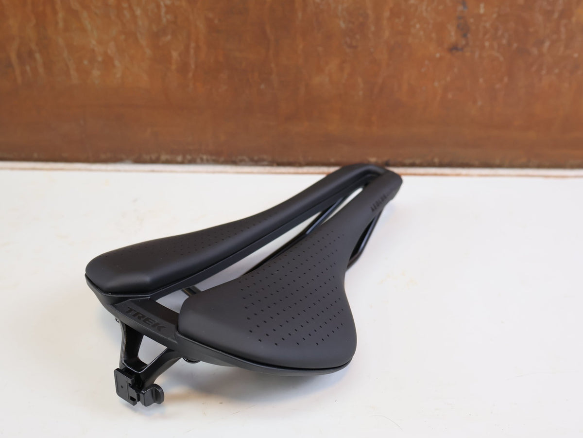 Sattel von Trek, TREK AEOLUS ELITE SATTEL 155MM AUSTENIT STREBEN 247G BLENDR BLAU vor USEDBIKES-OB.DE Hintergrund