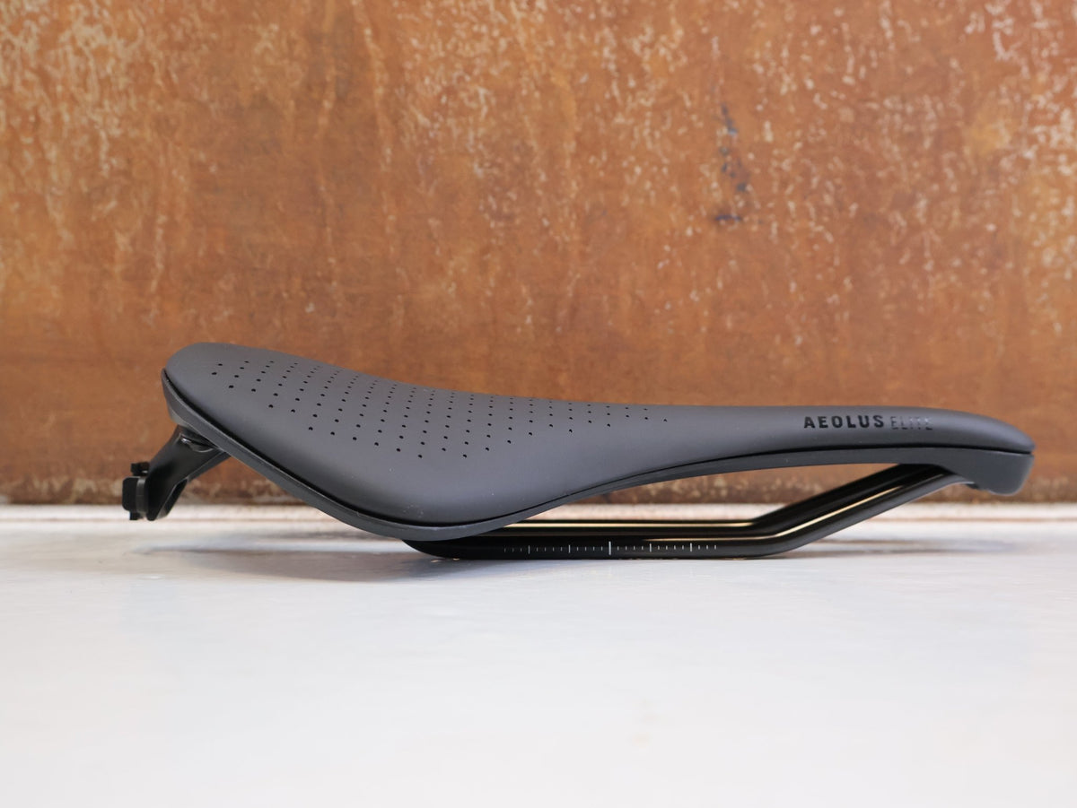 Sattel von Trek, TREK AEOLUS ELITE SATTEL 155MM AUSTENIT STREBEN 247G BLENDR BLAU vor USEDBIKES-OB.DE Hintergrund
