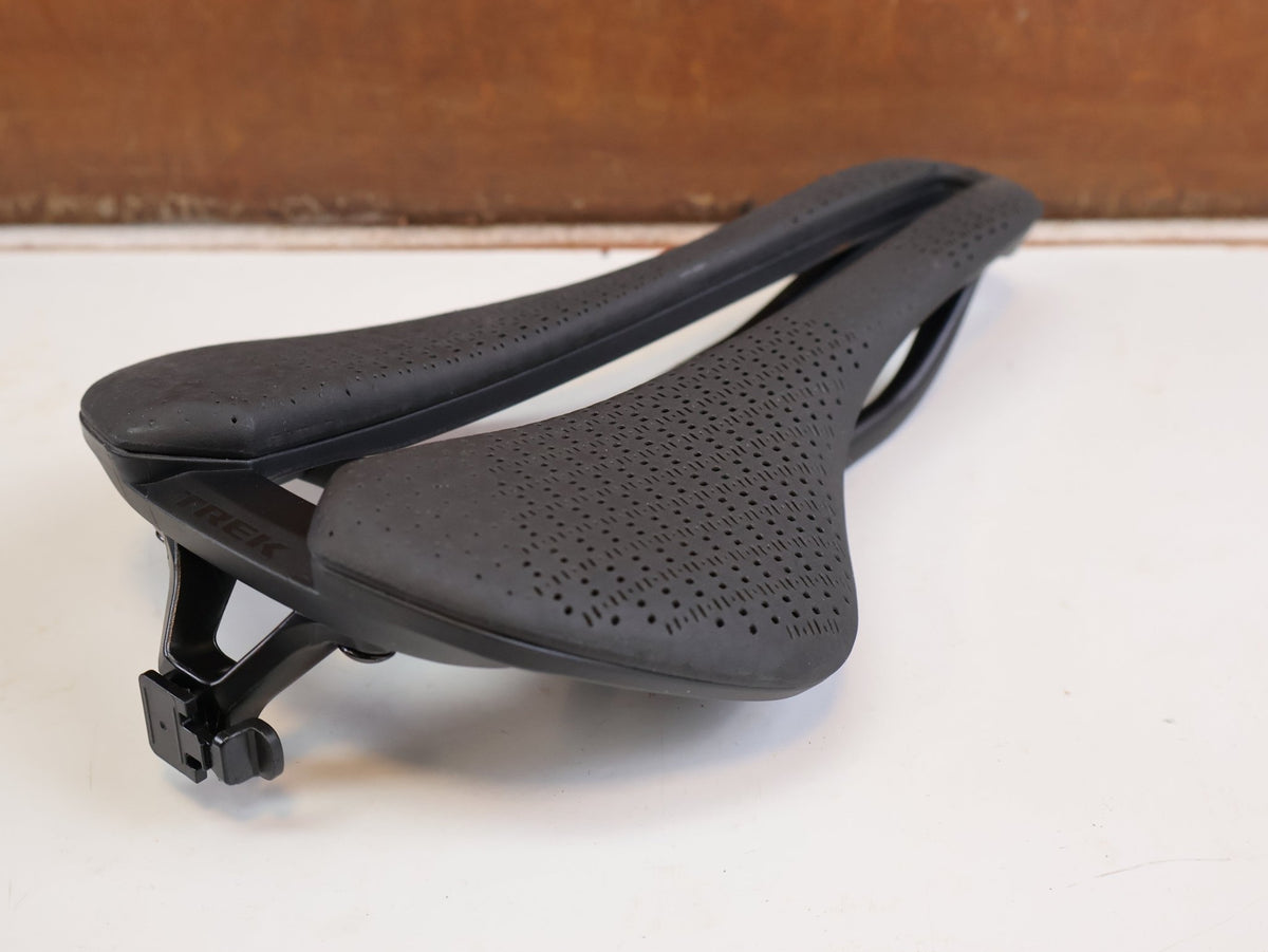 Sattel von Trek, TREK AEOLUS PRO AIRLOOM CARBON SATTEL 3D DRUCK 145MM 180G BLENDR vor USEDBIKES-OB.DE Hintergrund