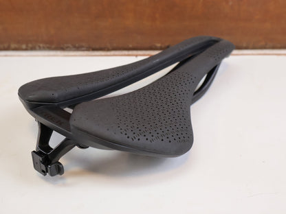 Sattel von Trek, TREK AEOLUS PRO AIRLOOM CARBON SATTEL 3D DRUCK 145MM 180G BLENDR vor USEDBIKES-OB.DE Hintergrund