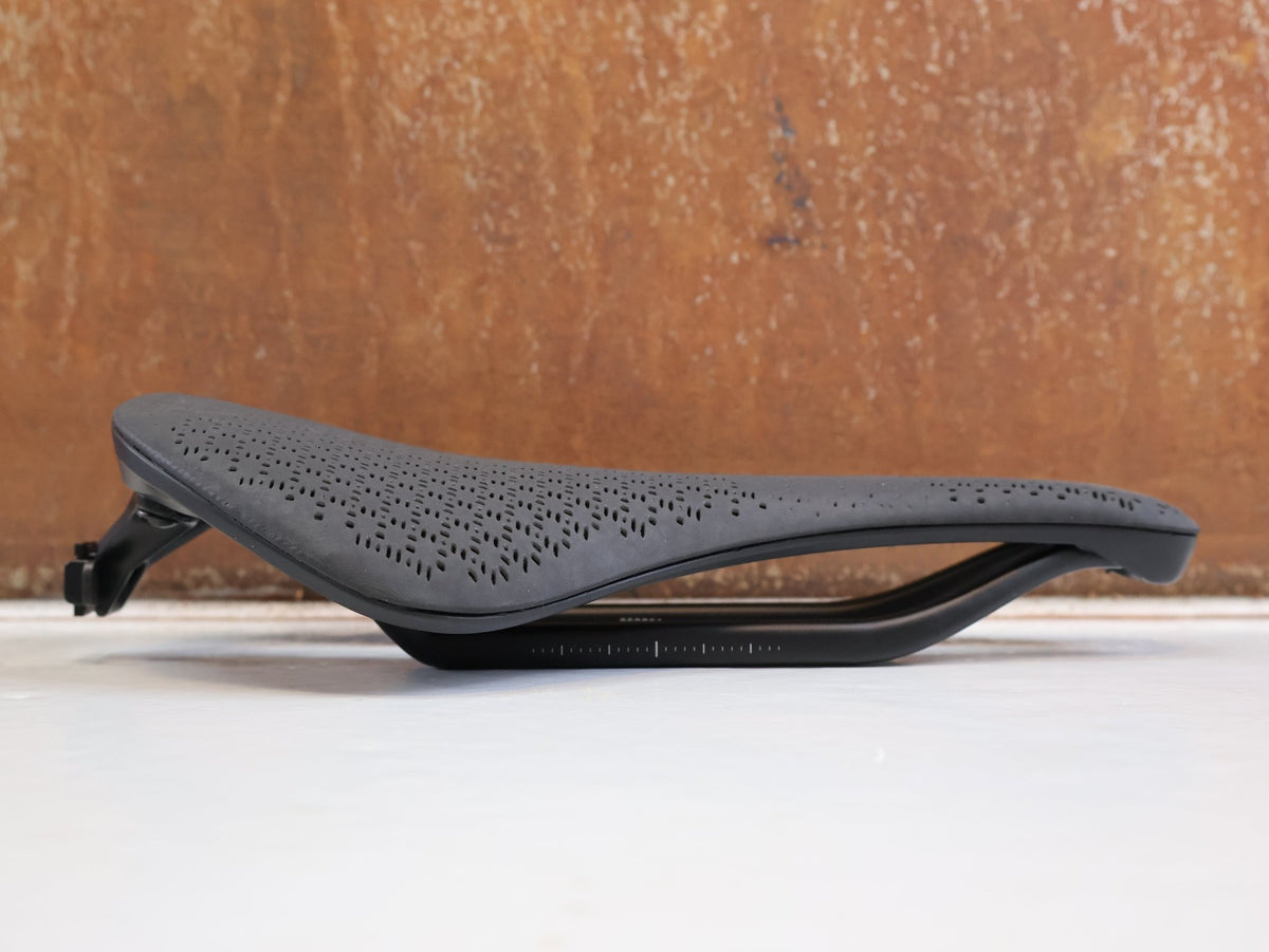 Sattel von Trek, TREK AEOLUS PRO AIRLOOM CARBON SATTEL 3D DRUCK 145MM 180G BLENDR vor USEDBIKES-OB.DE Hintergrund