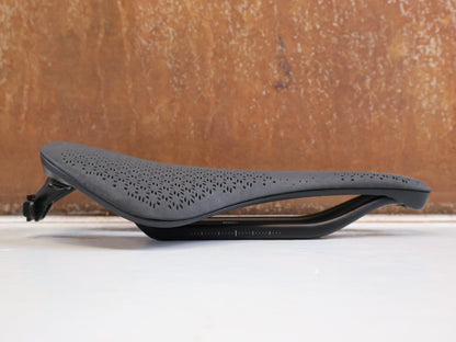 Sattel von Trek, TREK AEOLUS PRO AIRLOOM CARBON SATTEL 3D DRUCK 145MM 180G BLENDR vor USEDBIKES-OB.DE Hintergrund