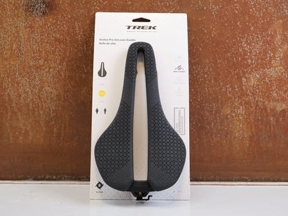 Sattel von Trek, TREK AEOLUS PRO AIRLOOM CARBON SATTEL 3D DRUCK 145MM 180G BLENDR vor USEDBIKES-OB.DE Hintergrund